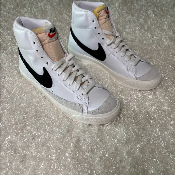 Nike White and Black Blazer Mid. ‘77 Vintage. - Picture 2 of 6